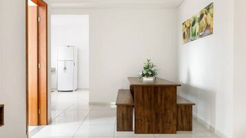 Apartamento conforto, várias camas, para não fumantes, vista para a cidade | Opções para refeição no quarto