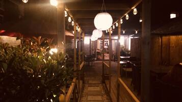 Lunch and dinner served, British cuisine