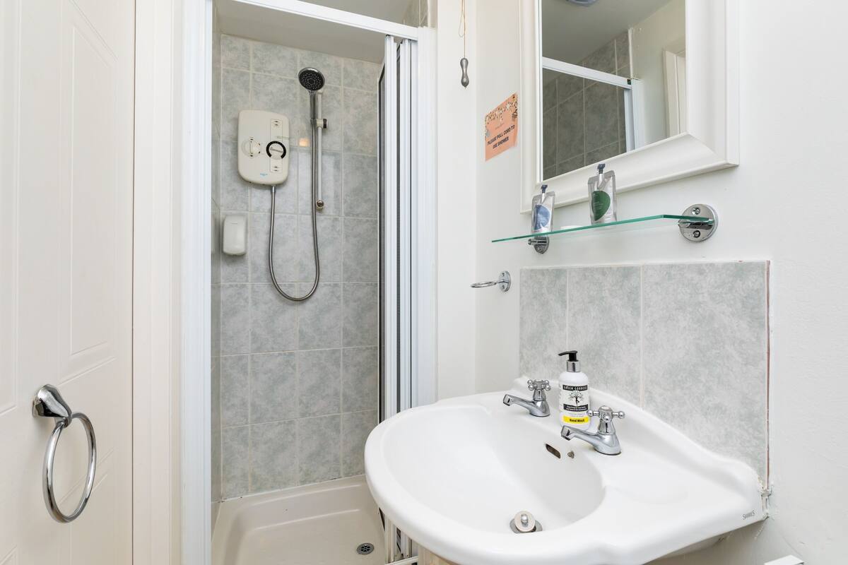 twin room with private shower | 1 bedroom, individually decorated, individually furnished