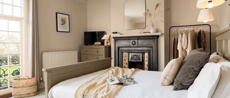 Habitació doble Comfort, bany privat | Decoració individual, mobiliari individual i planxa i posts de planxar