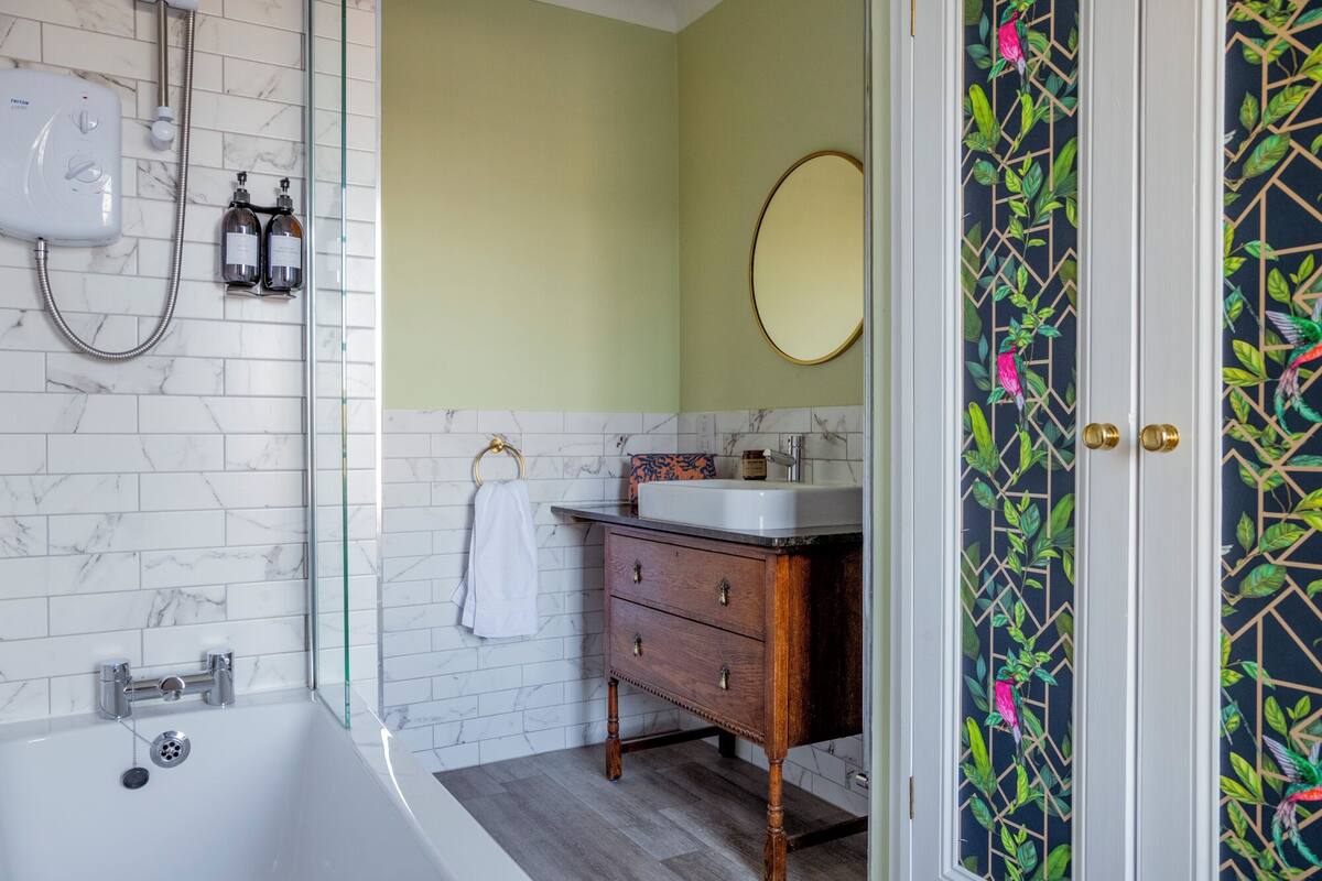 comfort double room, private bathroom | bathroom | free toiletries, hair dryer, towels, shampoo