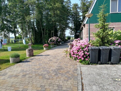 AMSTERDAM COUNTRY AREA 15 MINUTES FROM CENTER APARTMENT ON THE GROUND FLOOR