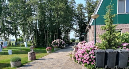 AMSTERDAM COUNTRY AREA 15 MINUTES FROM CENTER APARTMENT ON THE GROUND FLOOR