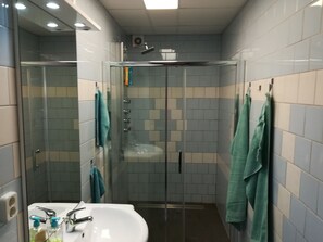 Dusche, Haartrockner, Handtücher, Seife
