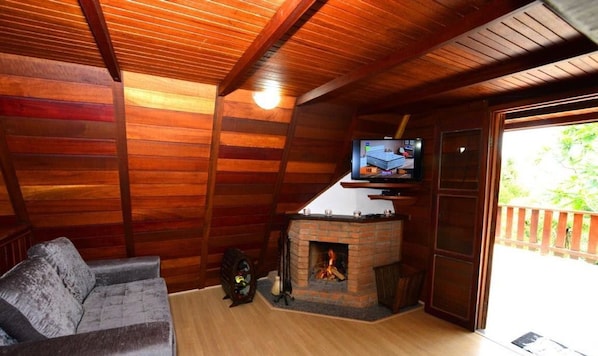 Elite-Ferienhütte | Wohnbereich | 42-Zoll-Smart-TV mit Kabelempfang, Fernseher, Kamin