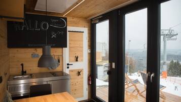 Kühlschrank, Mikrowelle, Herdplatte, Wasserkocher mit Kaffee-/Teezubehör