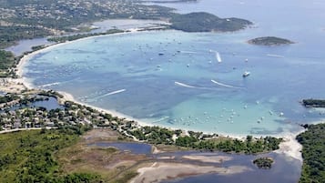 Plage à proximité, chaises longues