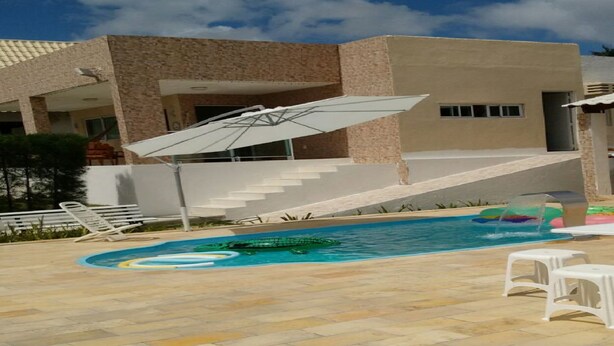 A swimming pool with a modern house in the background. - Casa Grande Gravata (Gravata)