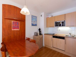 Geladeira, micro-ondas, cooktop, lava-louças