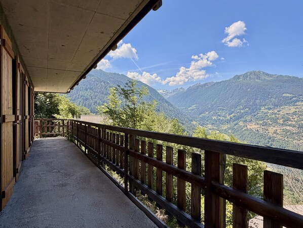 Un balcón con vista a las montañas.