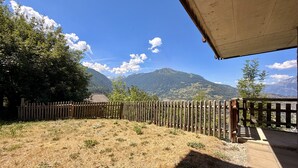 Un espacio al aire libre cercado con vistas a las montañas.