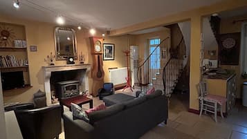 Télévision, lecteur de DVD, livres, médiathèque