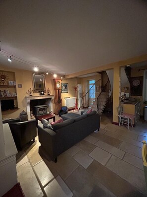 TV, DVD player, books, music library - Charming cottage in the countryside, in the land of Futuroscope (persac)