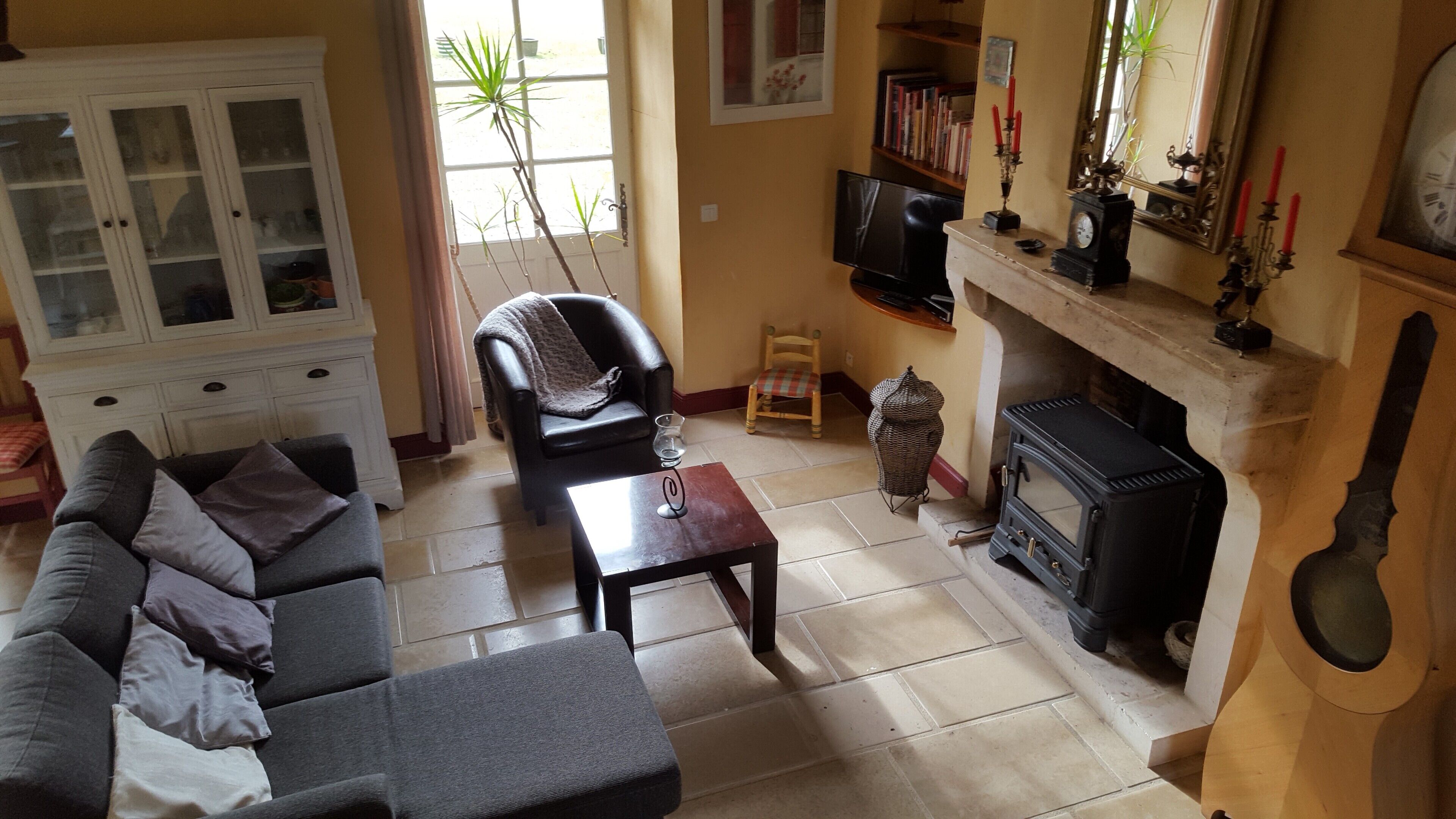 Télévision, lecteur de DVD, livres, médiathèque