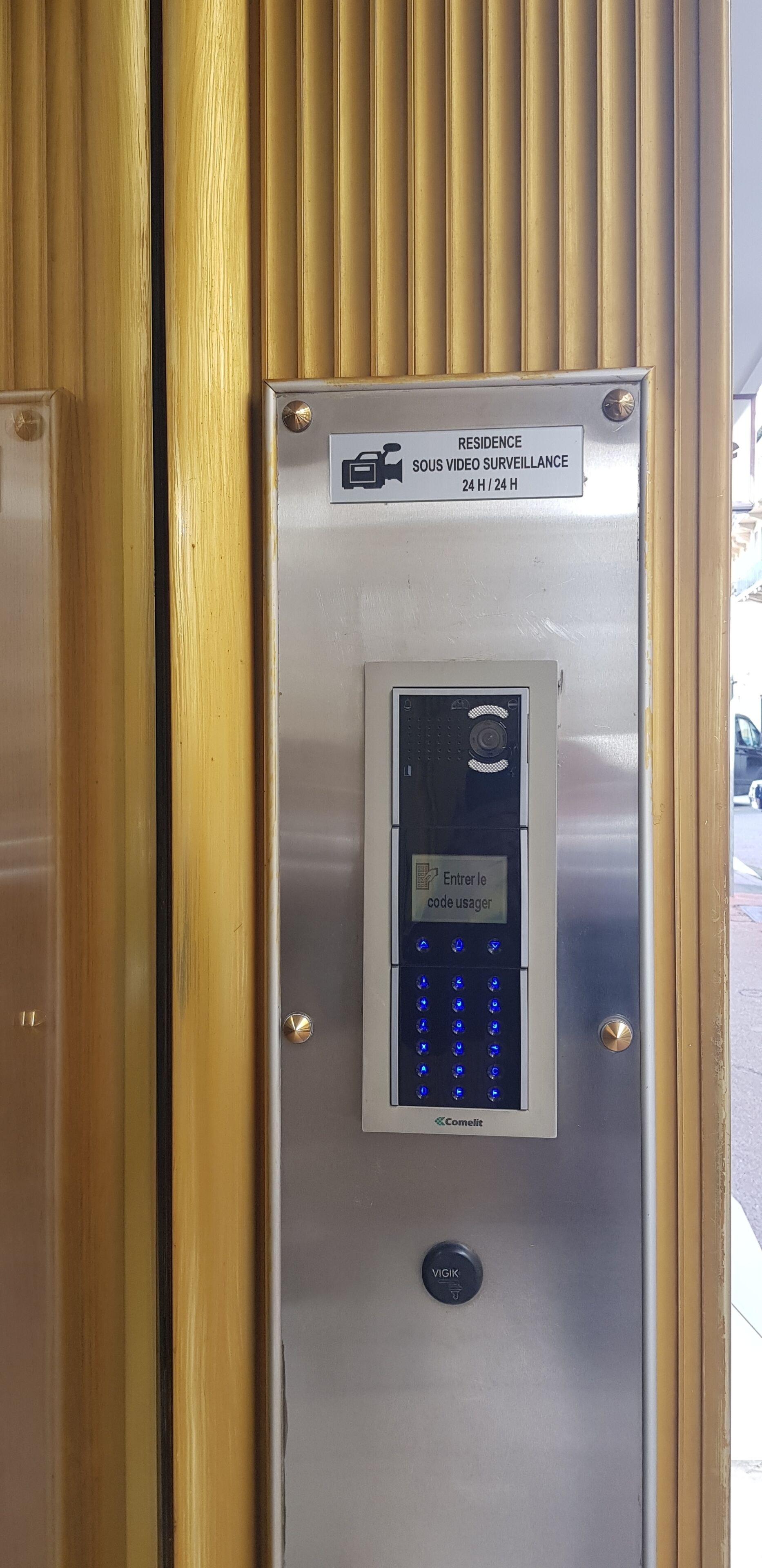 Un teclat de codi de seguretat amb un senyal de vigilància per sobre.