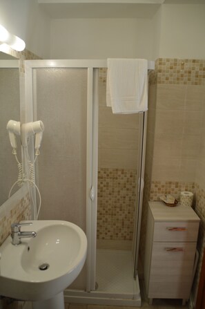 Superior Double or Twin Room | Bathroom | Shower, hair dryer, slippers, bidet - Il Veliero (Pachino)