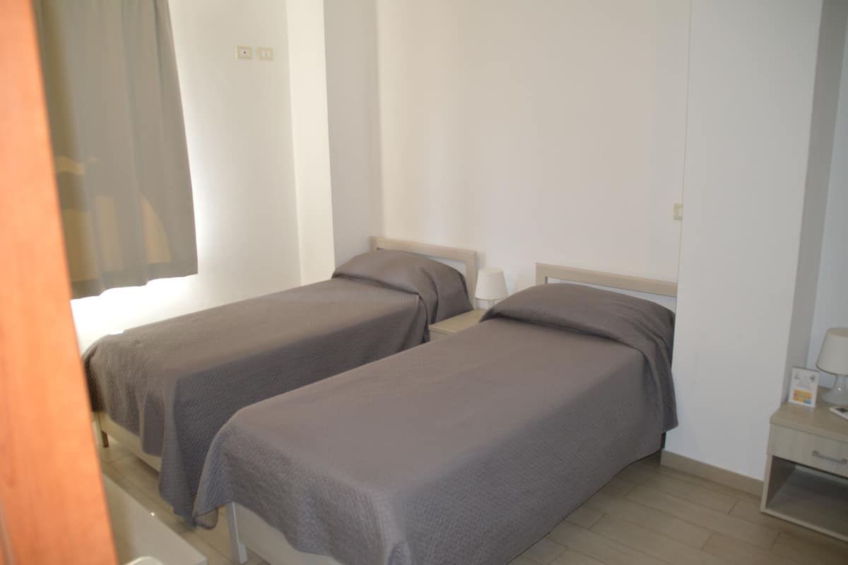 Kamar Quadruple Superior (Balata) | Seprai premium, meja kerja, tirai kedap cahaya, dan Wi-Fi gratis