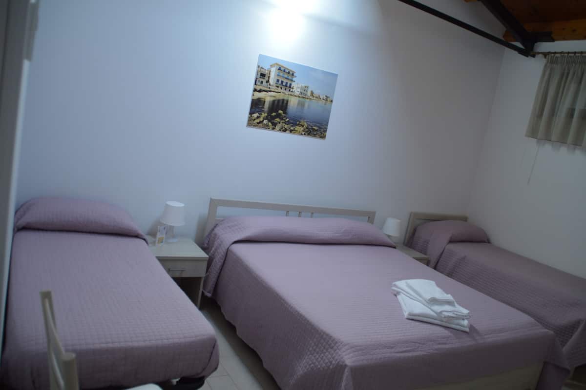 Kamar Quadruple Klasik (Marinella) | Seprai premium, meja kerja, tirai kedap cahaya, dan Wi-Fi gratis