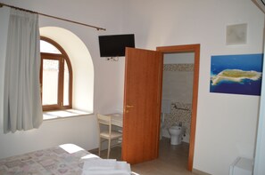 Douche, sèche-cheveux, chaussons, bidet