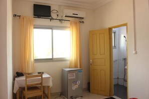Standard-Doppelzimmer, 1 Doppelbett, Raucher, Stadtblick | Minibar, Schreibtisch, kostenloses WLAN, Bettwäsche