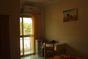 Superior Room, 1 Katil Kelamin (Double), Smoking, City View | Bar mini, meja, Wi-fi percuma, cadar katil 