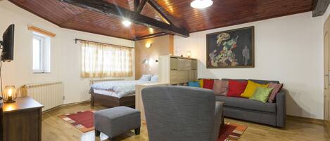 Comfort appartement | Woonruimte | Een 32-inch flatscreentelevisie met kabelzenders en een televisie