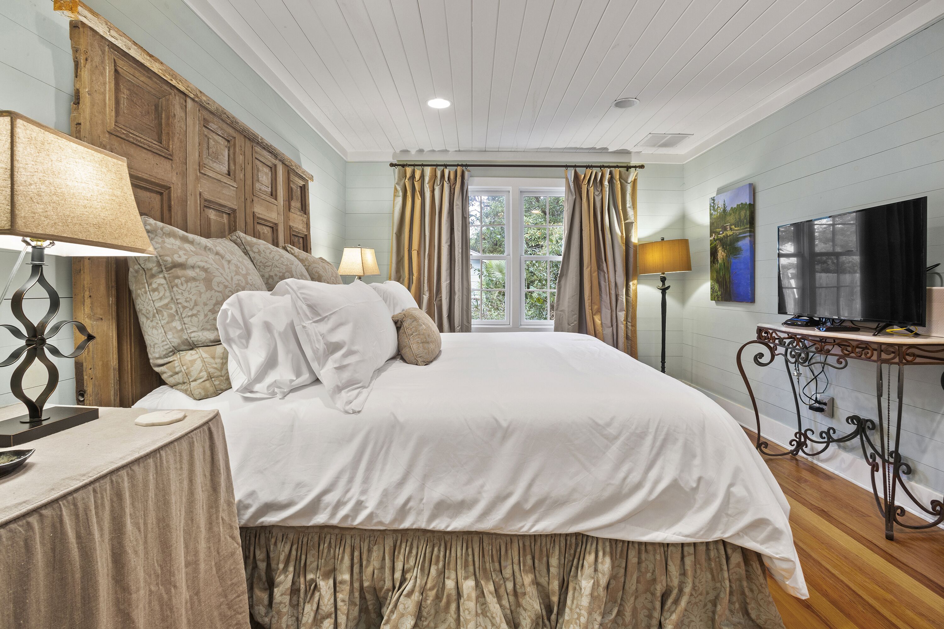 3 bedrooms, desk, iron/ironing board, travel cot