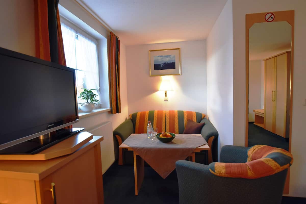 comfort double room, non smoking | 1 bedroom, minibar, in-room safe, individually decorated