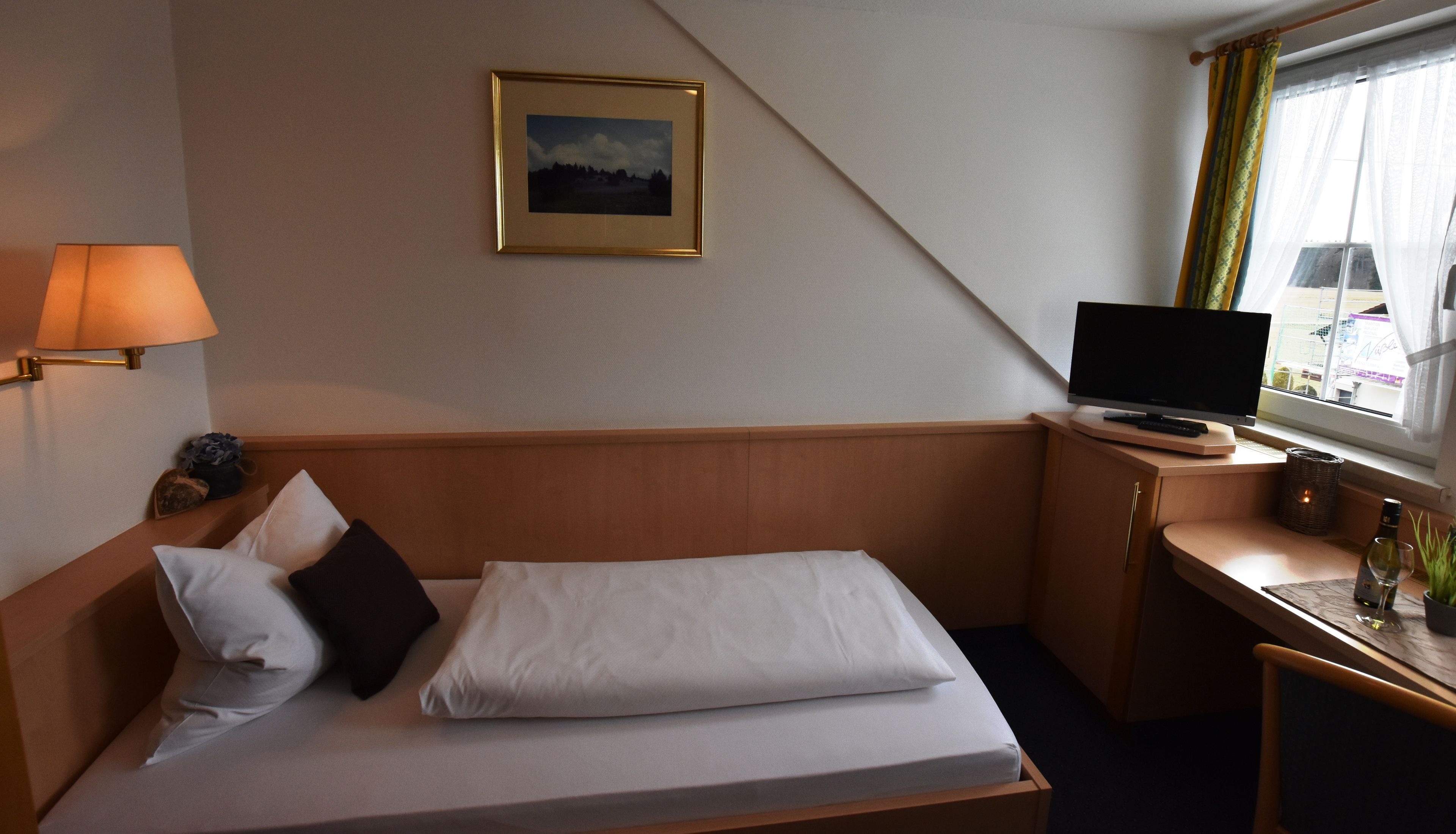 comfort single room, 1 single bed, non smoking | 1 bedroom, minibar, in-room safe, individually decorated