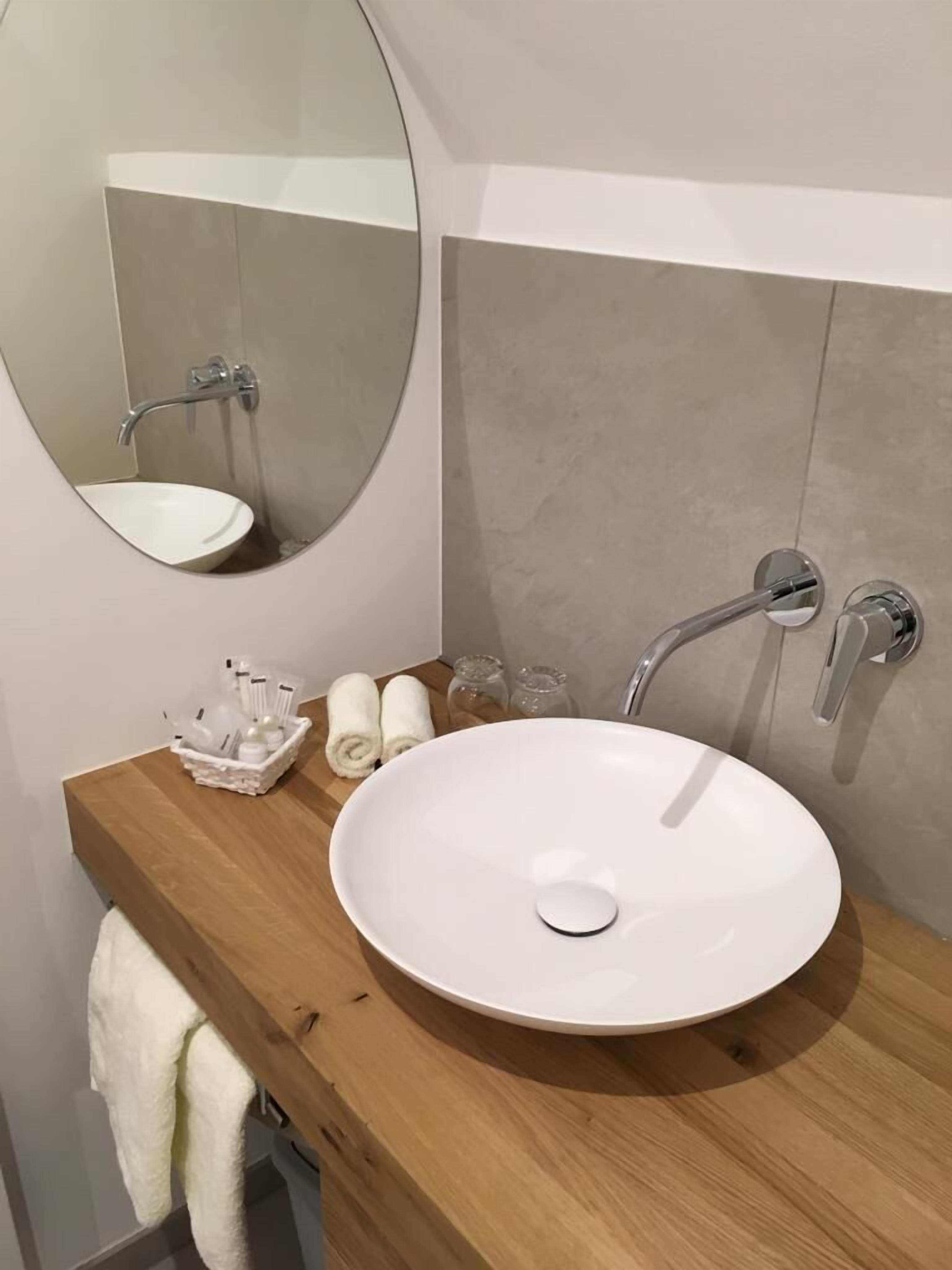 Deluxe-Doppelzimmer, Nichtraucher | Badezimmer | Dusche, Hausschuhe, Handtücher