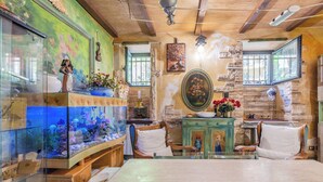 Ein Essbereich mit einem großen Tisch, Stühlen und einem Aquarium.