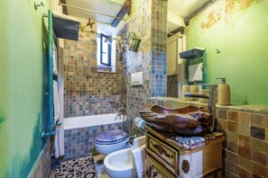 Habitació doble o amb dos llits individuals estàndard | Bany | Articles de tocador gratuïts, assecador de cabells i bidet 