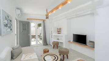 Duplex, Jetted Tub | Living area | 32-inch TV with satellite channels