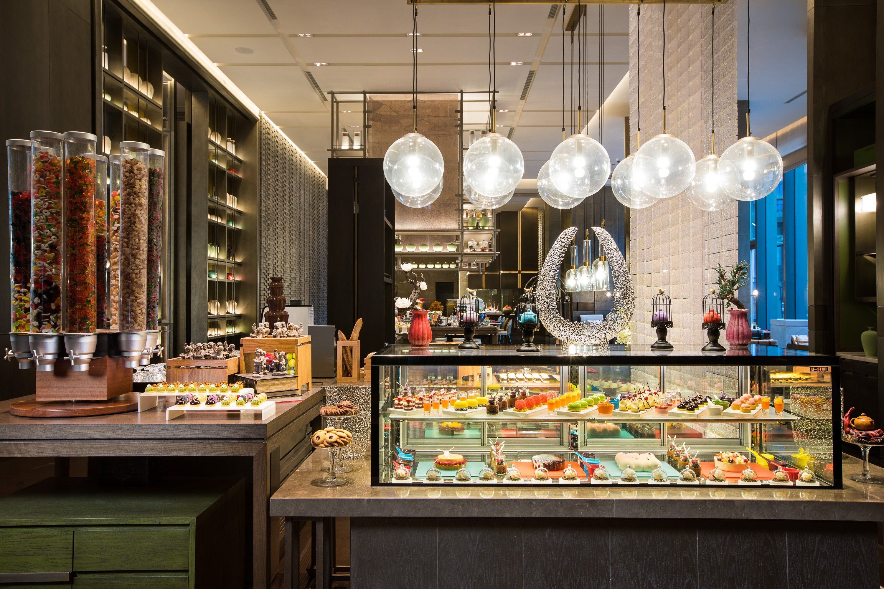 3 restaurants, breakfast, lunch, dinner served; Fusion cuisine 