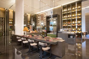 3 restaurants; breakfast, lunch, dinner, and brunch served - InterContinental Xi'an Hi-Tech Zone by IHG (Xi'an)