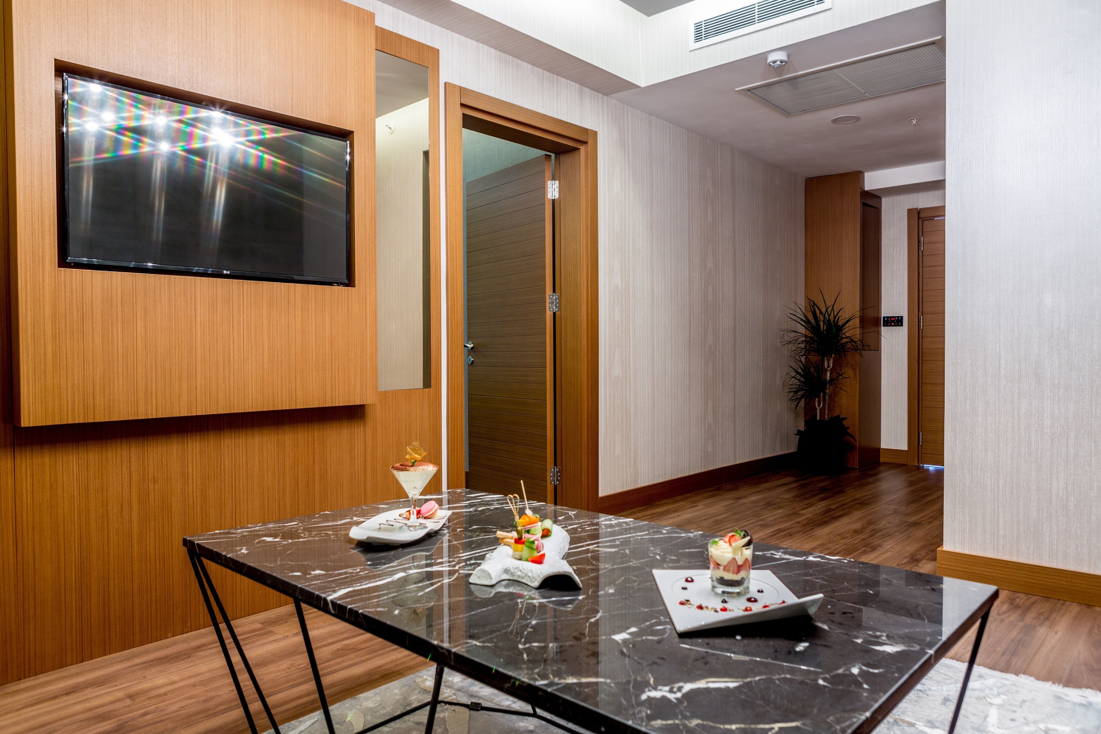 suite | living room | 123-cm smart tv with satellite channels, tv