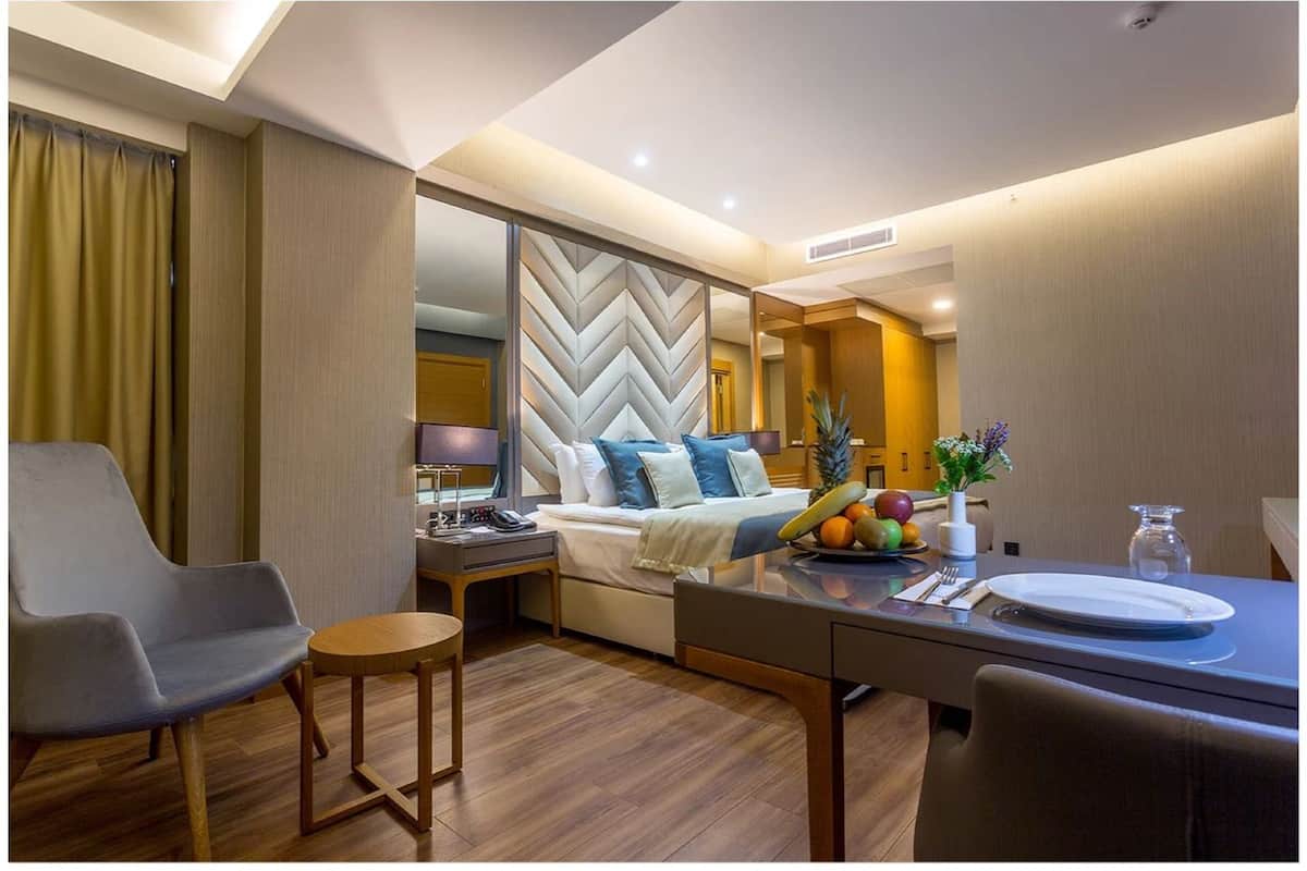 suite | premium bedding, down duvets, free minibar, in-room safe