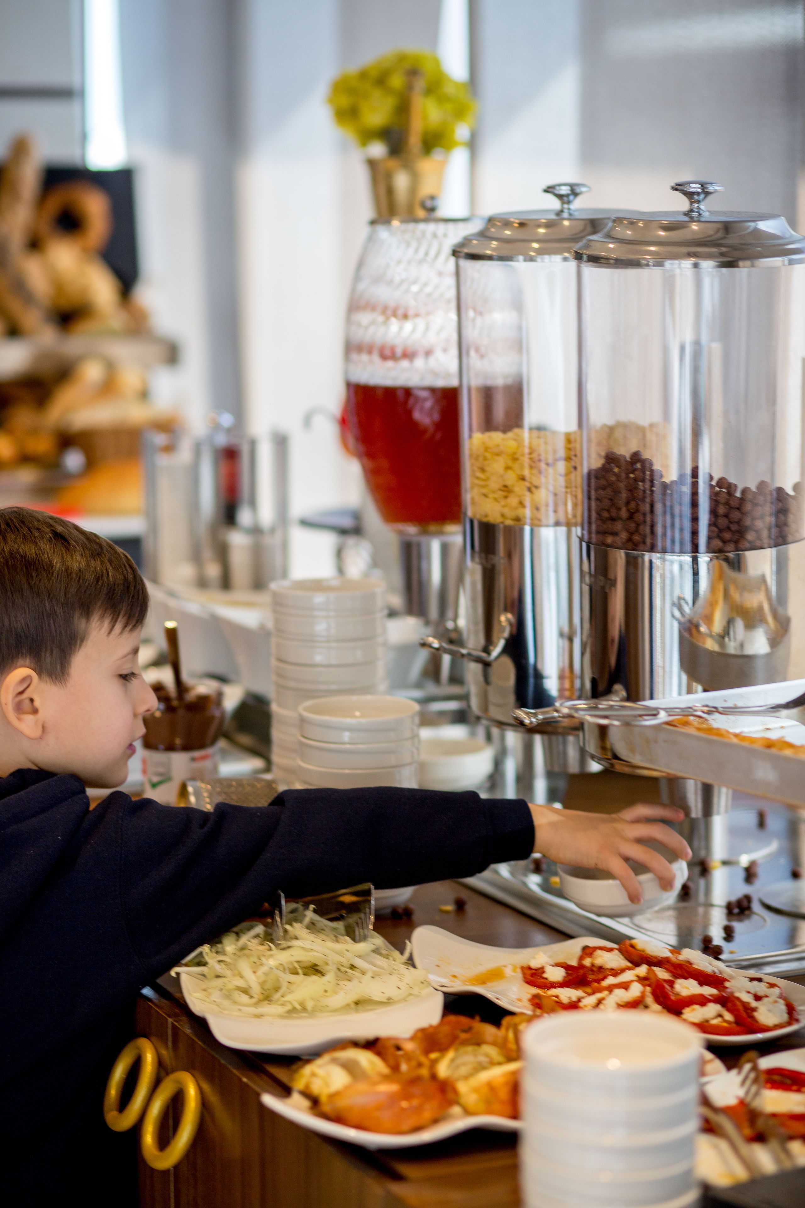 Un montaje tipo bufé con diversas opciones de comida y salsas.
