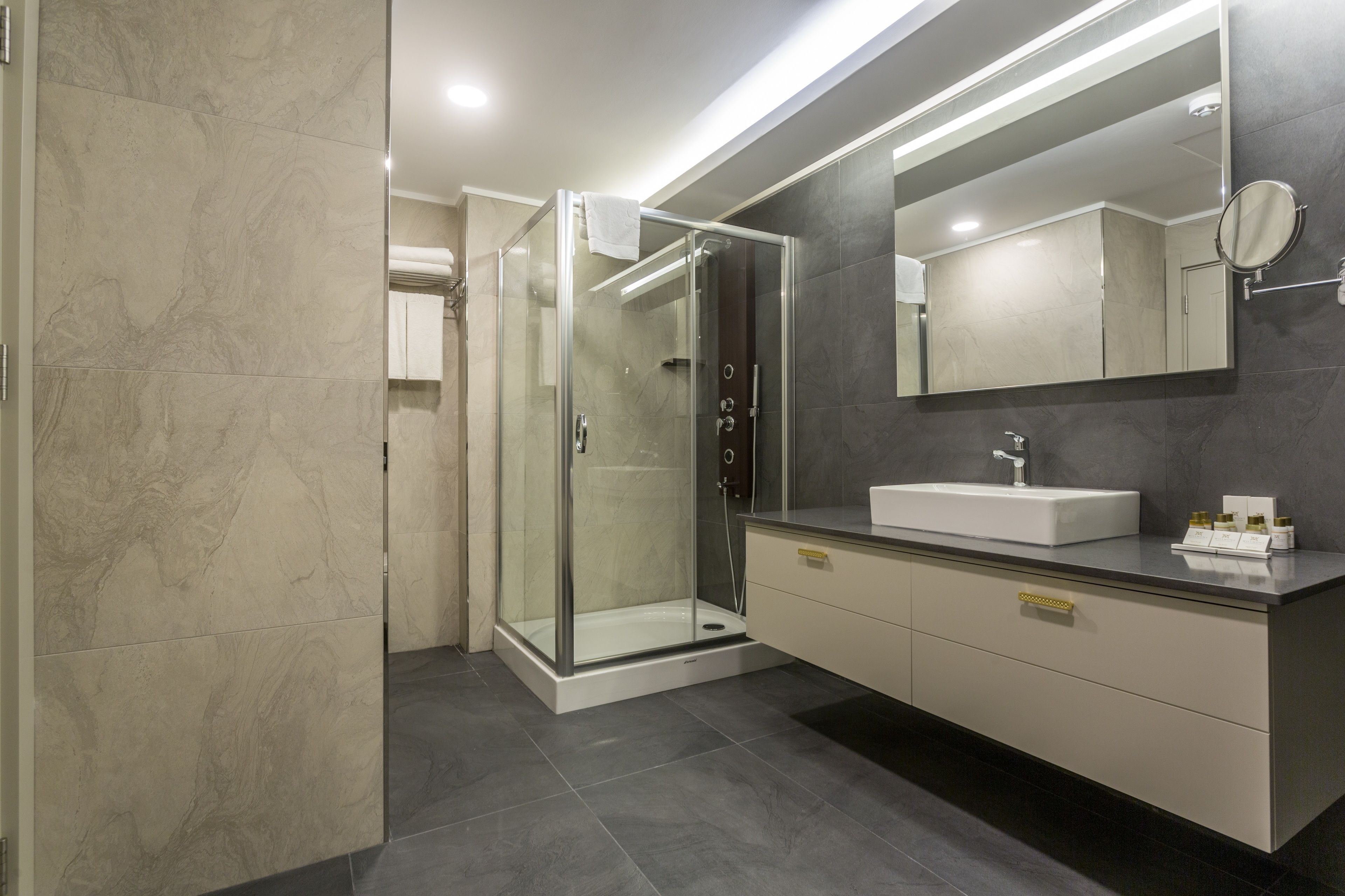 suite | bathroom | shower, free toiletries, hair dryer, bathrobes
