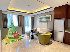 Suite familiar, 2 habitaciones (Kids Theme) | Ropa de cama de alta calidad y minibar 