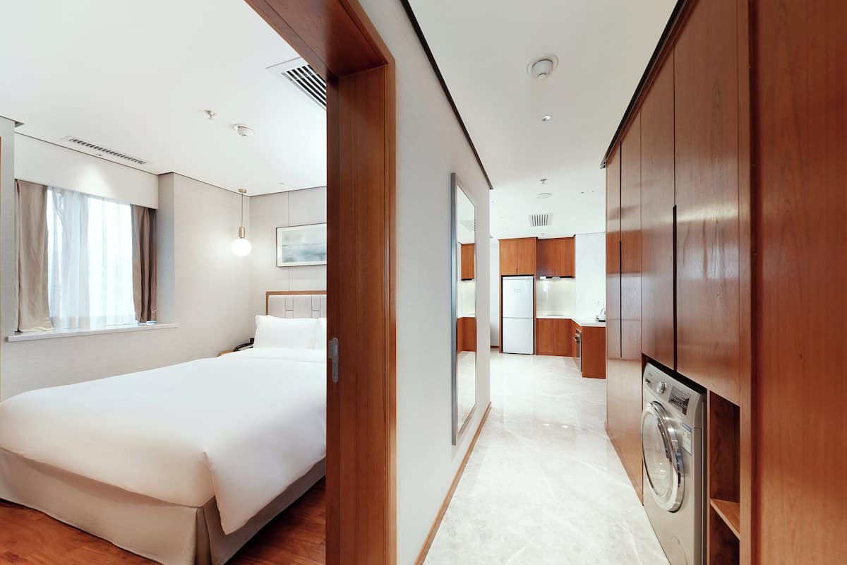 Hochwertige Bettwaren, Minibar, Zimmersafe, Schreibtisch