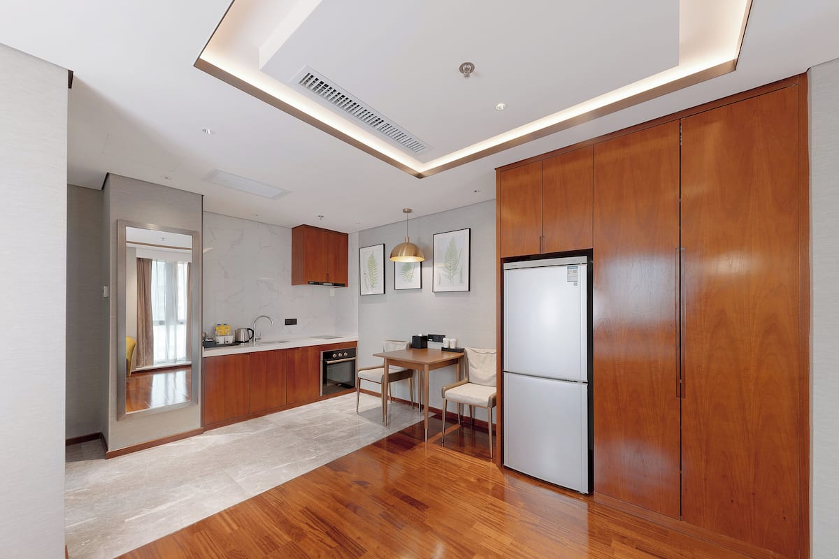 Habitación estándar, 1 cama de matrimonio grande, frigorífico | Ropa de cama de alta calidad, minibar, caja fuerte y escritorio