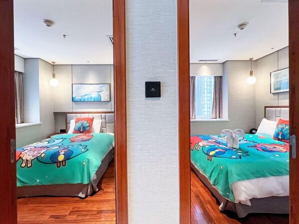 A hotel room with two beds, a large window, a wall-mounted air conditioner, and a ceiling light. - Holiday Inn Hotel & Suites Xi'An High-Tech Zone by IHG (Xi'an)