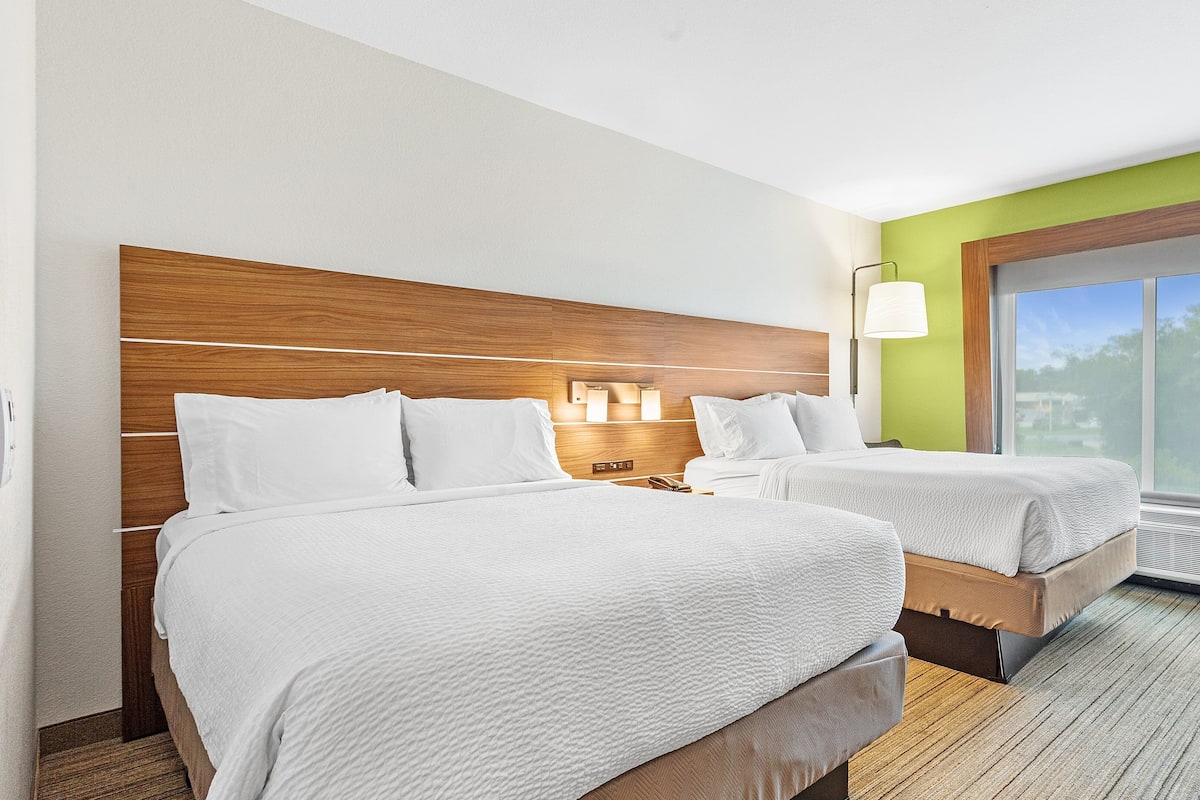 Desk, free rollaway beds, free WiFi, bed sheets