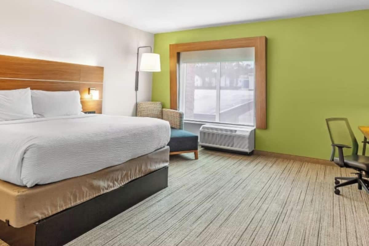 Escritorio, camas extra gratis, wifi gratis y ropa de cama