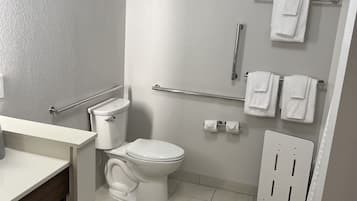 Ein modernes Badezimmer mit Toilette, Waschbecken und Handtuchhalter.