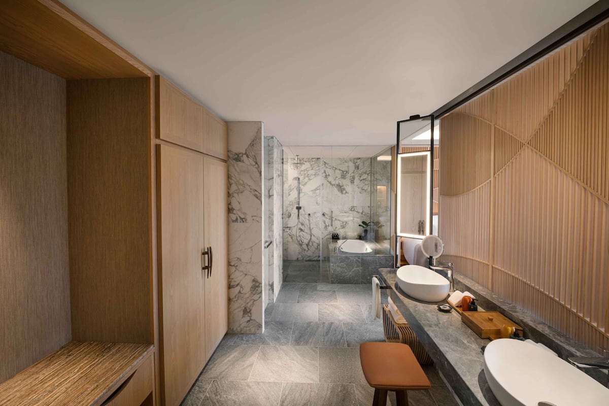 Separate bathtub and shower, deep-soaking bathtub, rainfall showerhead