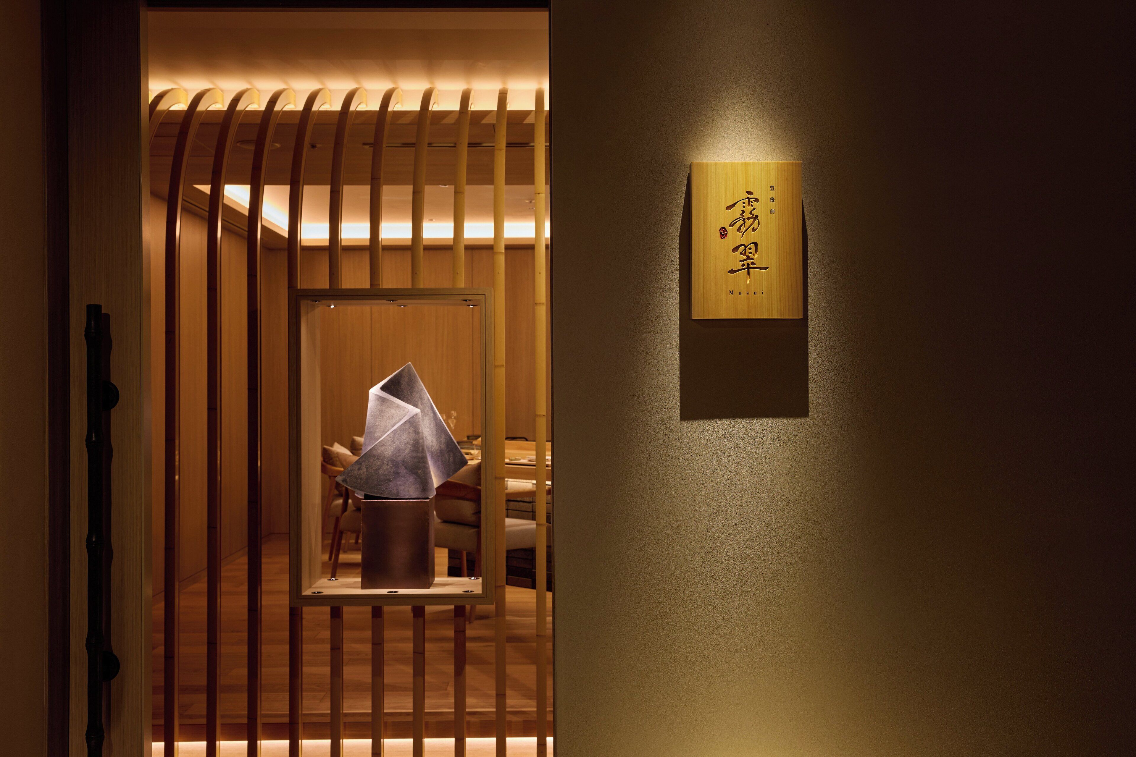 2 restaurants, breakfast, lunch served; local and international cuisine