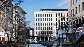 Ein Holiday Inn Express Gebäude mit moderner Fassade, großen Fenstern und einem gut sichtbaren Schild.