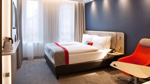 A hotel room with a bed, a desk, and a chair. - Holiday Inn Express Mulheim - Ruhr by IHG (Muelheim an der Ruhr)